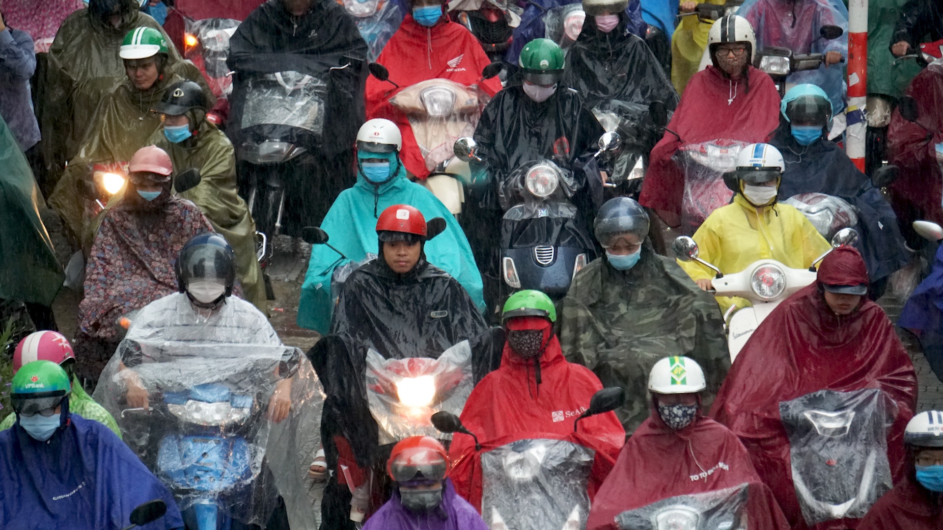 Giao thong Ha Noi hon loan vi mua lon hinh anh