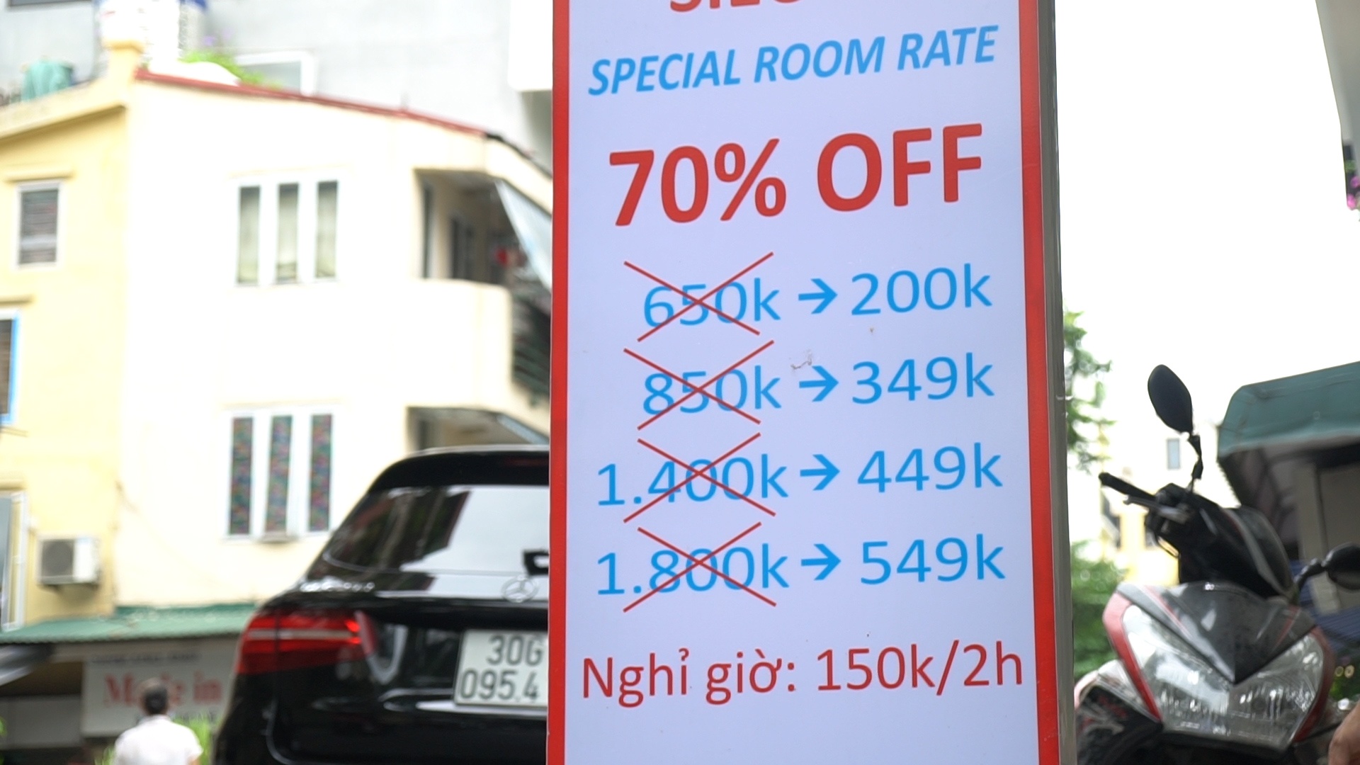 Khach san pho co Ha Noi dong cua, dan thong bao rao ban hinh anh