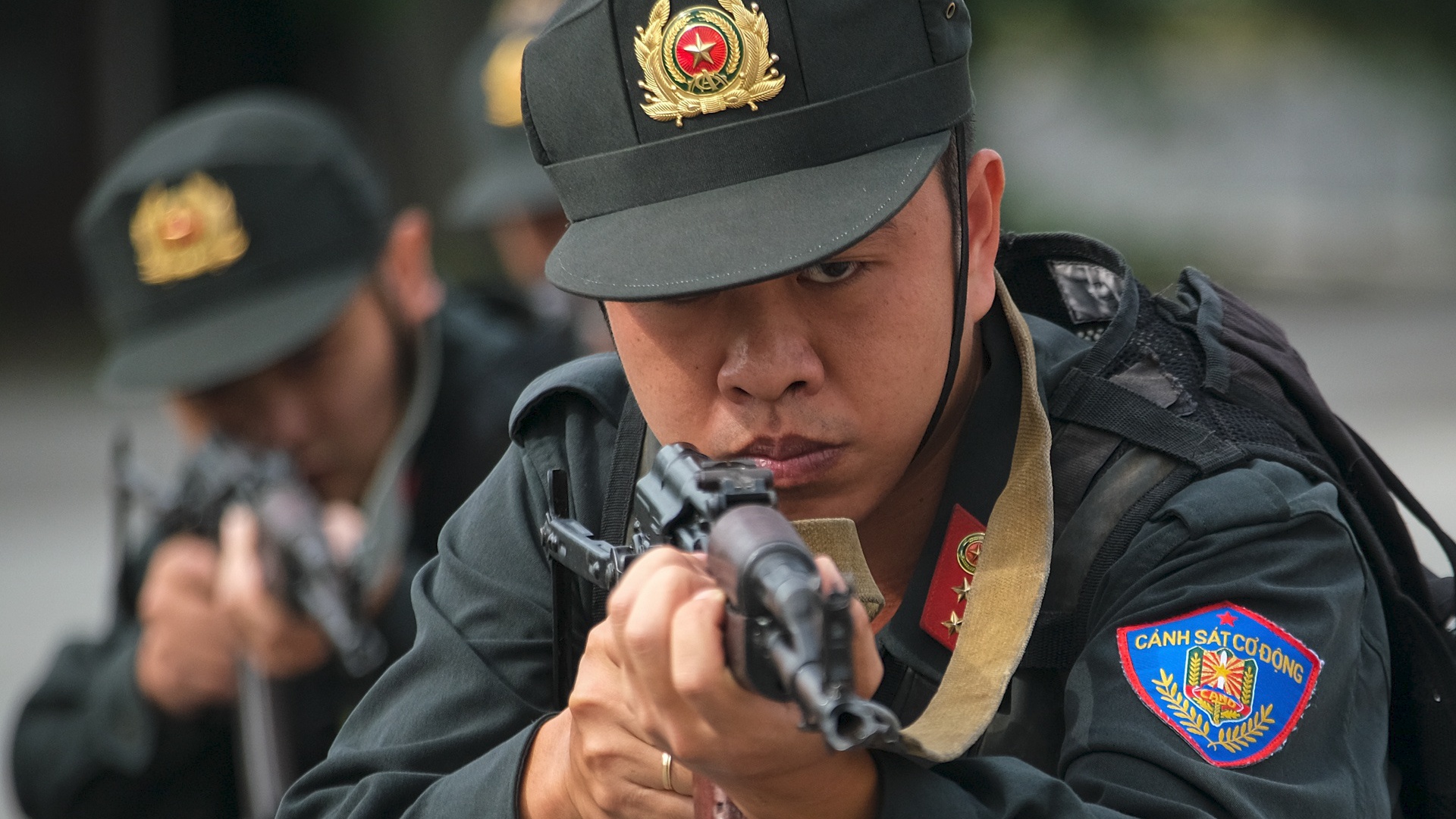 Canh sat dac nhiem dien tap chong khung bo hinh anh