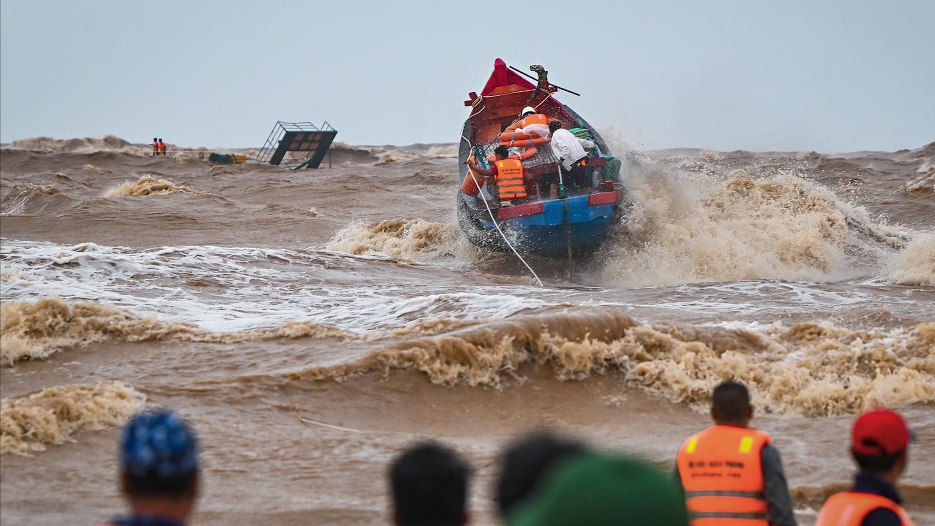 Toan canh cuu ho thuyen vien mac ket tren tau Vietship 01 hinh anh