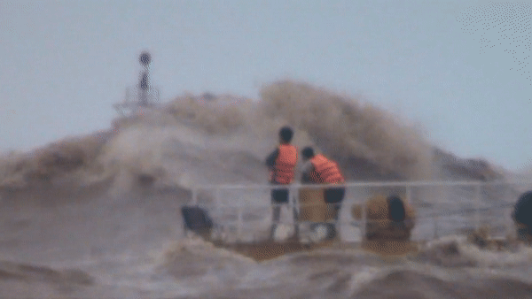 Ba lan giai cuu thuyen vien o bien Cua Viet hinh anh