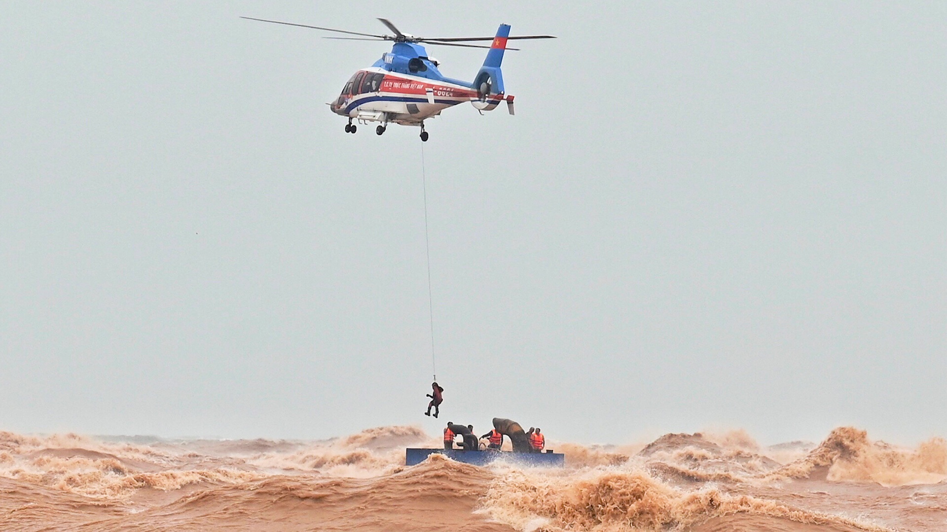 Dac cong nuoc ket hop truc thang giai cuu thuyen vien mac ket hinh anh