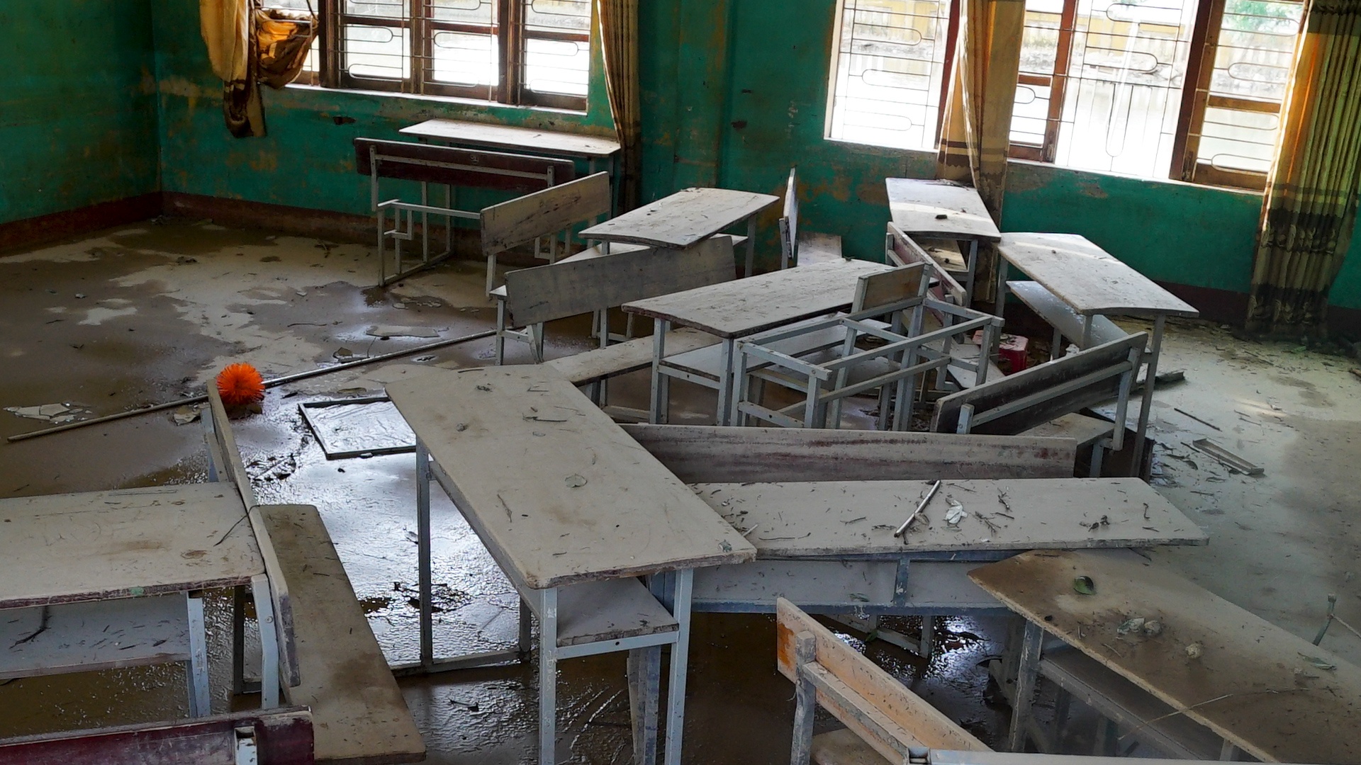 Truong hoc tan hoang sau lu hinh anh