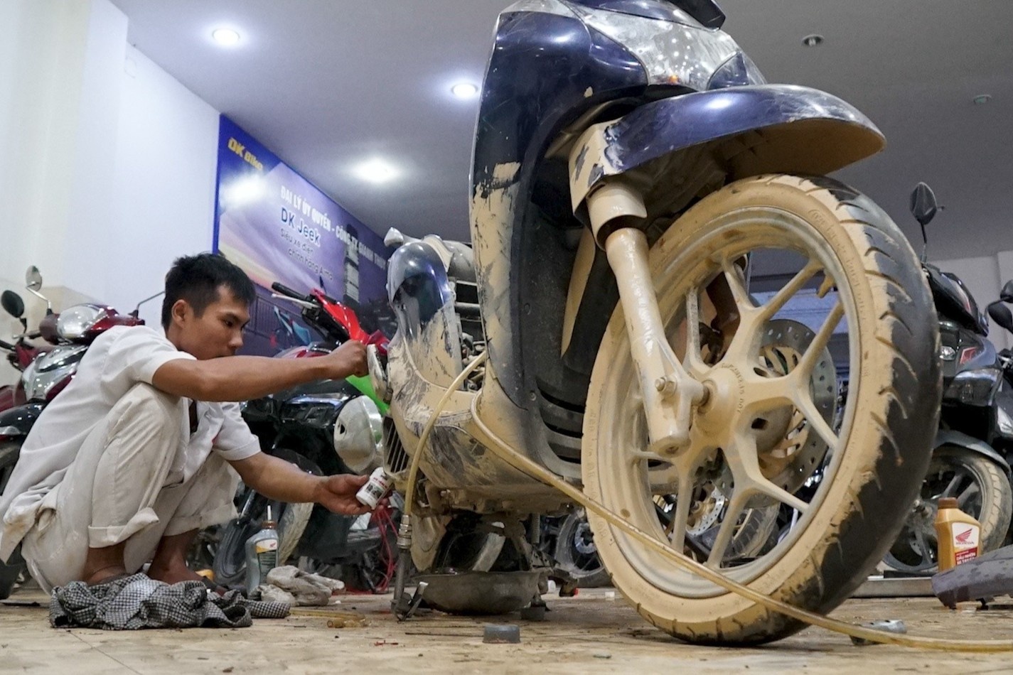 Nguoi dan xep hang sua xe may sau lu hinh anh