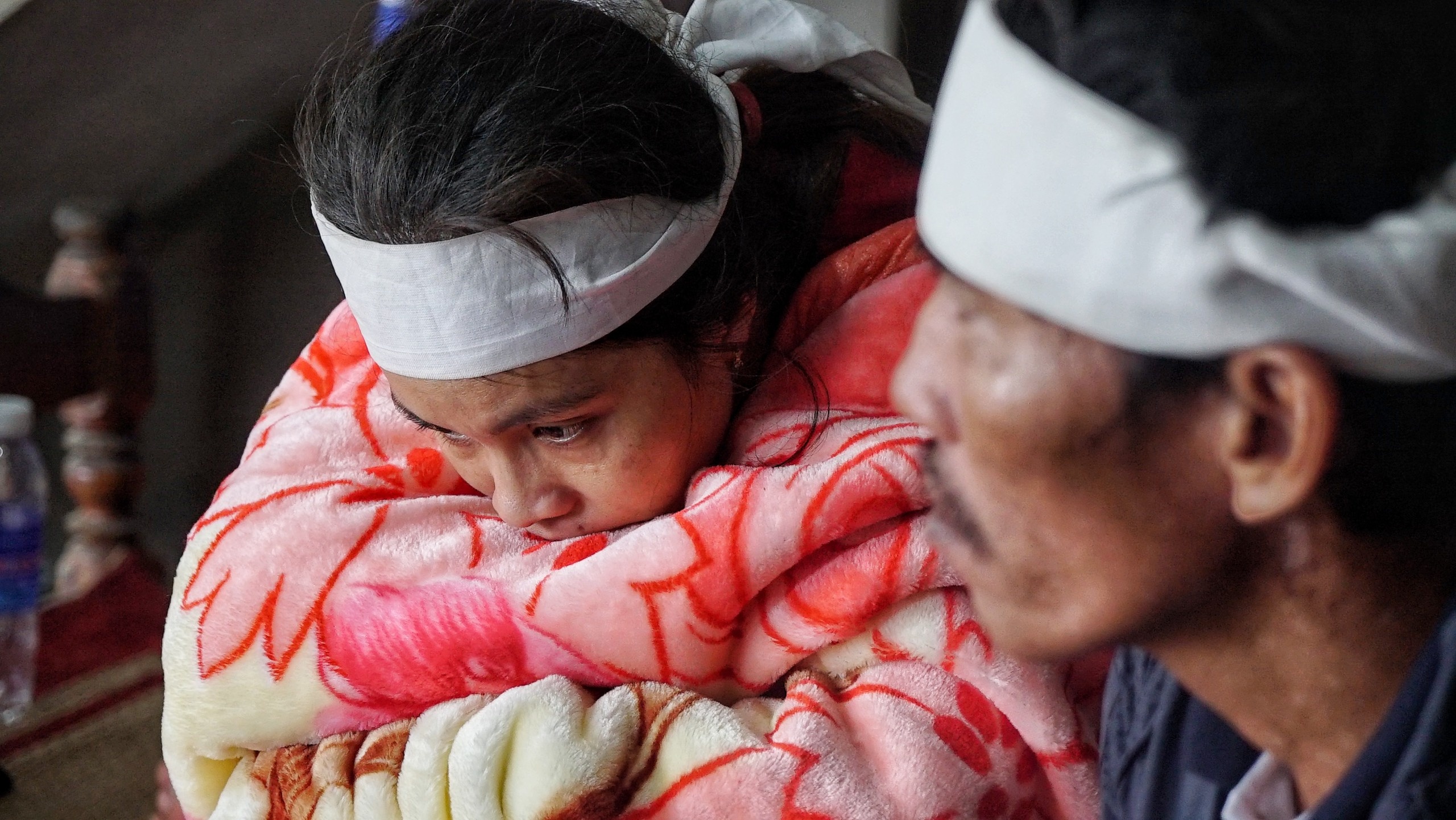 Cha ke khoanh khac 2 con bi lu cuon troi hinh anh