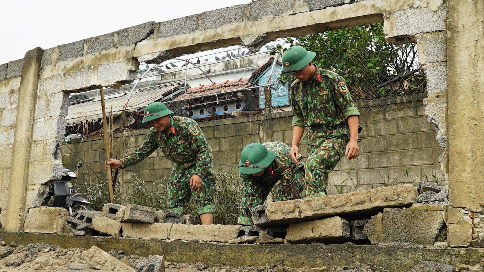 Bo doi giup dan don rac, mo duong sau lu hinh anh