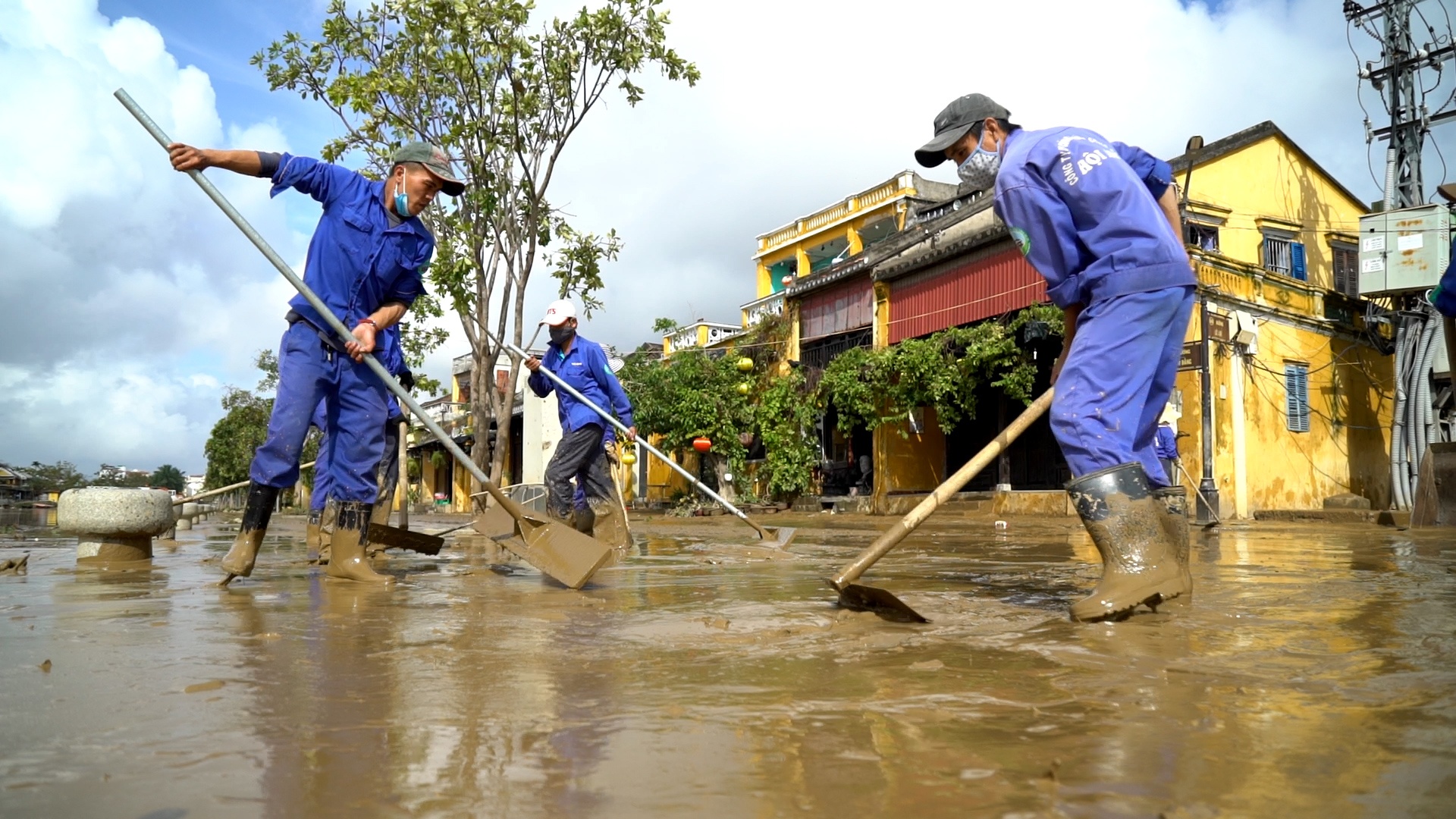 300 cong nhan don bun sau lu o Hoi An hinh anh
