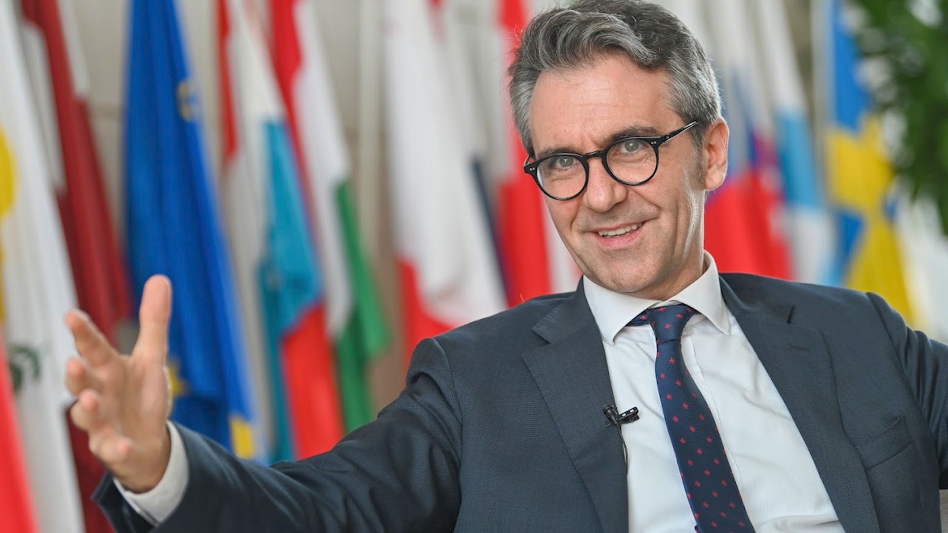 Dai su EU: Vaccine Covid-19 can duoc chia se cho tat ca hinh anh