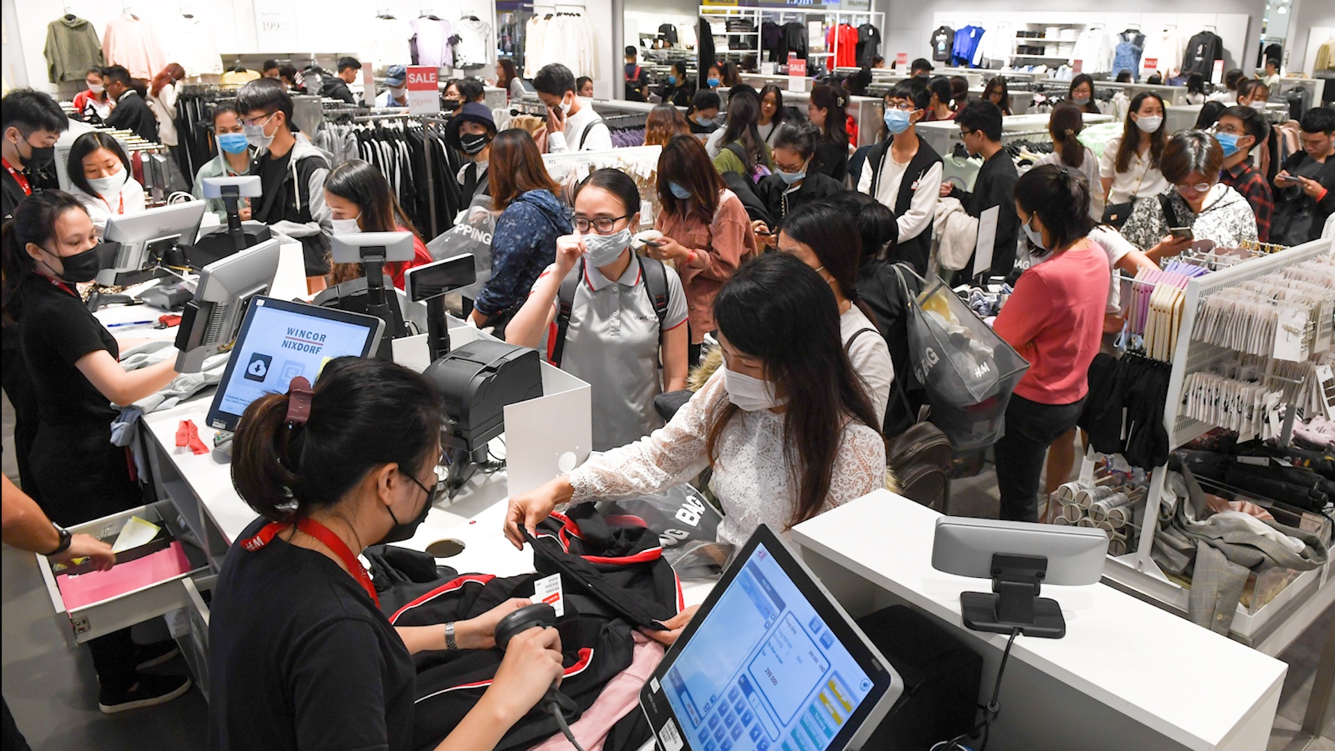 Day gia hang cu roi treo bien giam 50% trong ngay Black Friday hinh anh