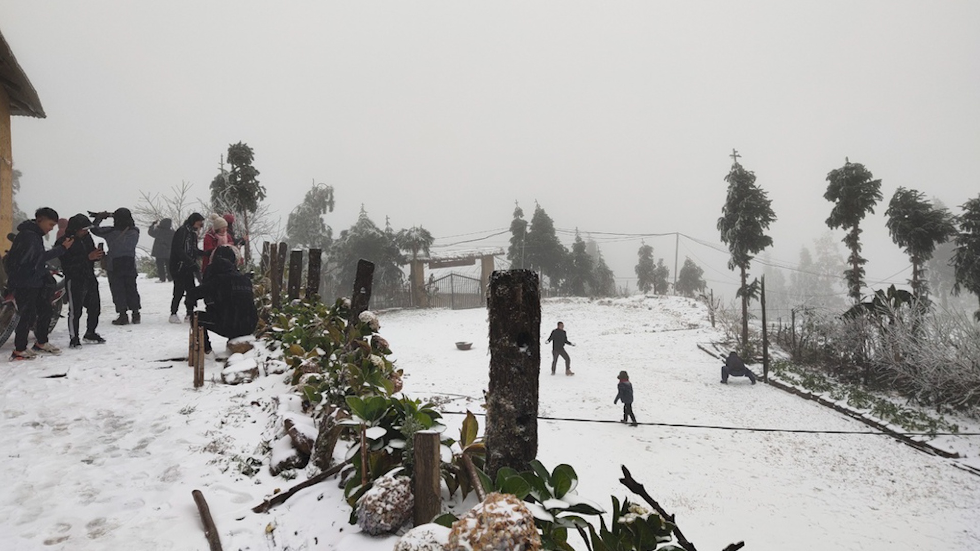 Bang tuyet trang xoa o Mau Son va Y Ty hinh anh