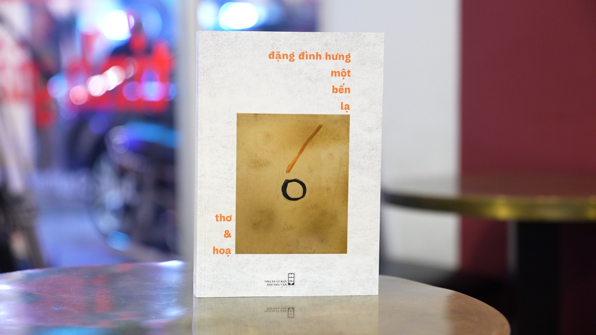 Dang Dinh Hung - ben la cua tho ca hinh anh