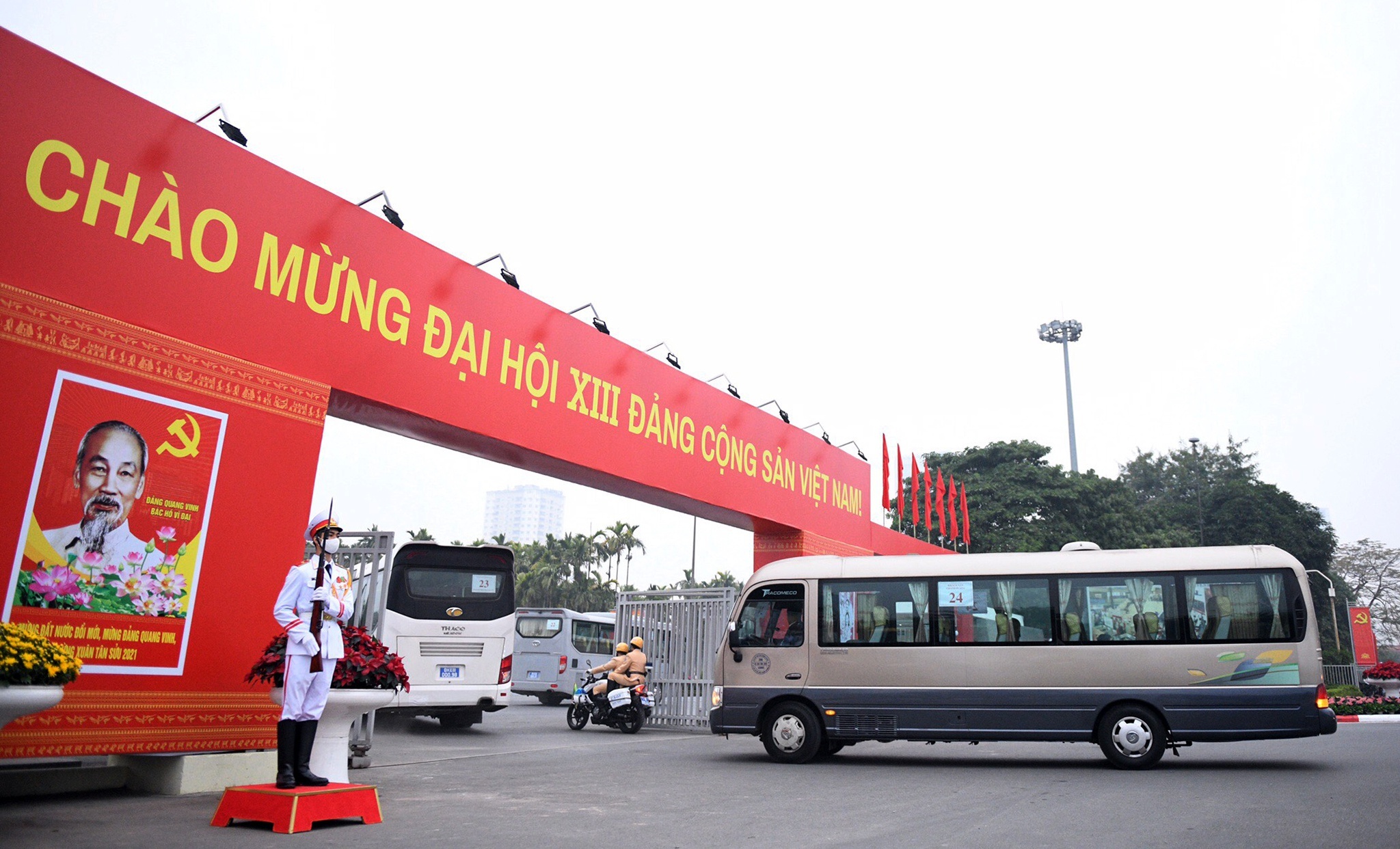 Gan 200 oto tham gia tong duyet dan doan Dai hoi Dang XIII hinh anh