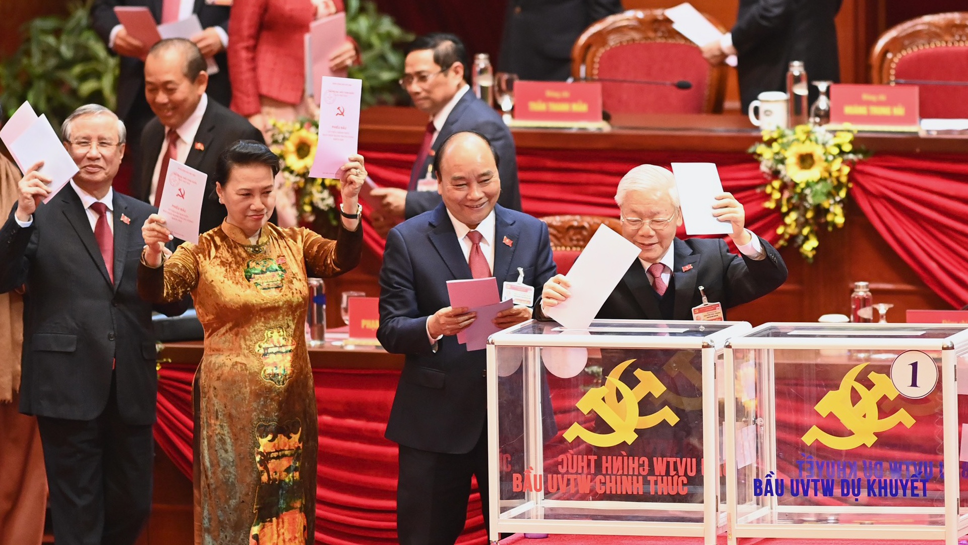 8 uy vien Bo Chinh tri khoa XII dac cu Trung uong khoa XIII hinh anh