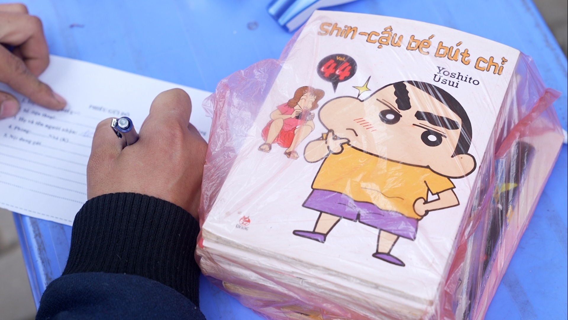 Tiep te do choi, truyen tranh cho tre trong khu cach ly hinh anh