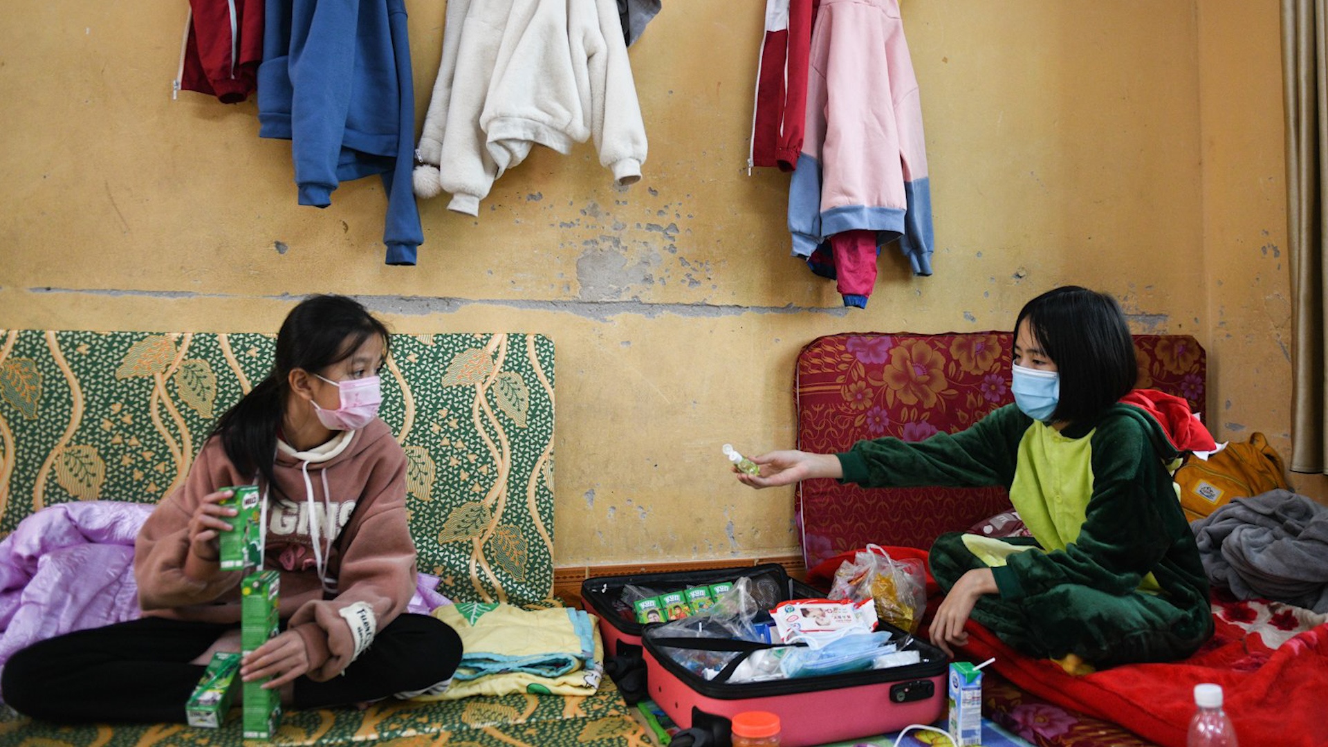 Ben trong khu cach ly 138 hoc sinh o Chi Linh hinh anh