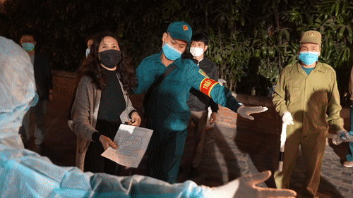 Nhan vien lam trong toa Sky City noi gi sau lenh phong toa? hinh anh