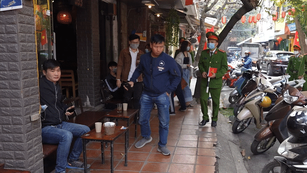 Voi deo khau trang khi thay cong an hinh anh