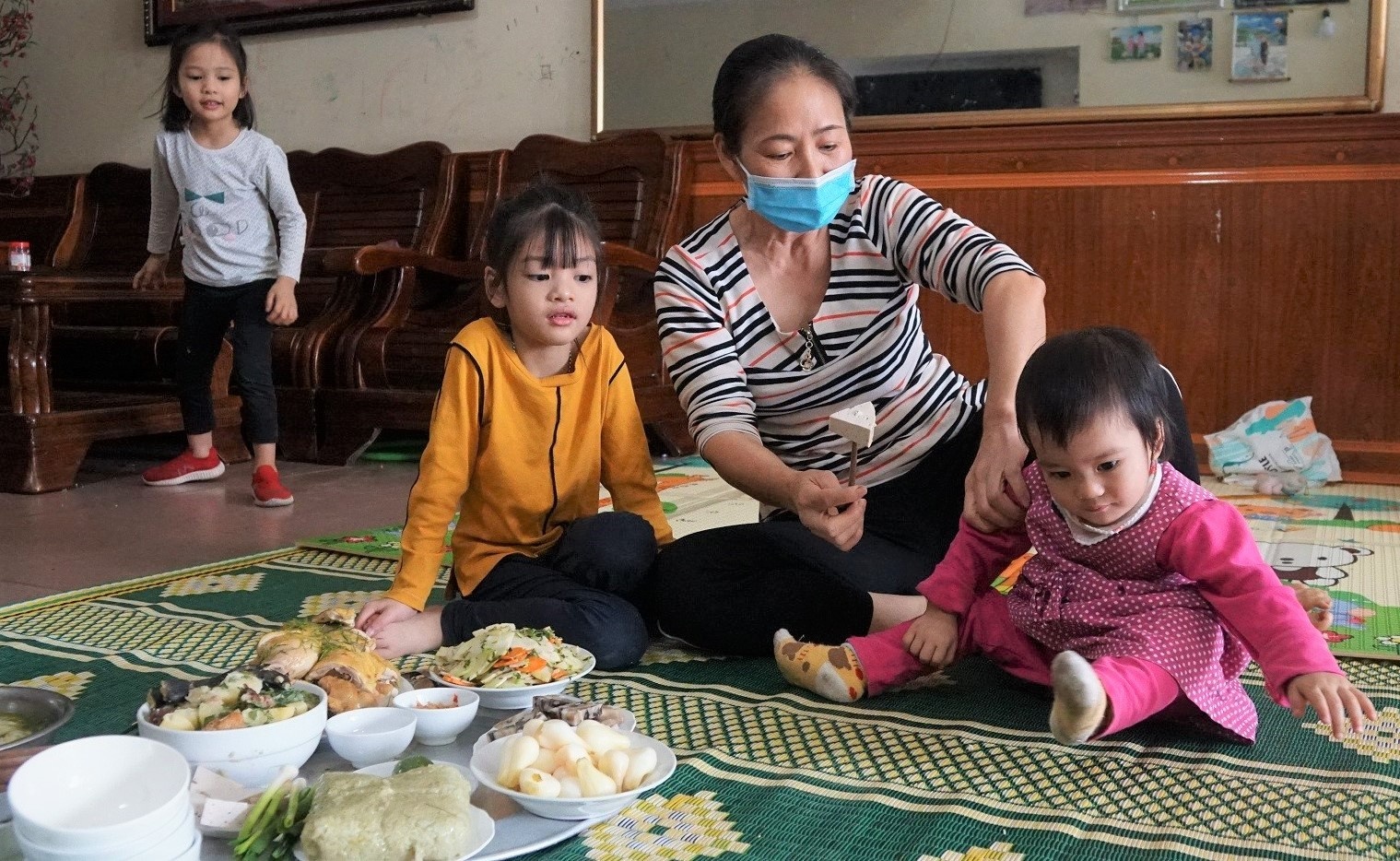 Bua com ngay can Tet noi tam dich hinh anh