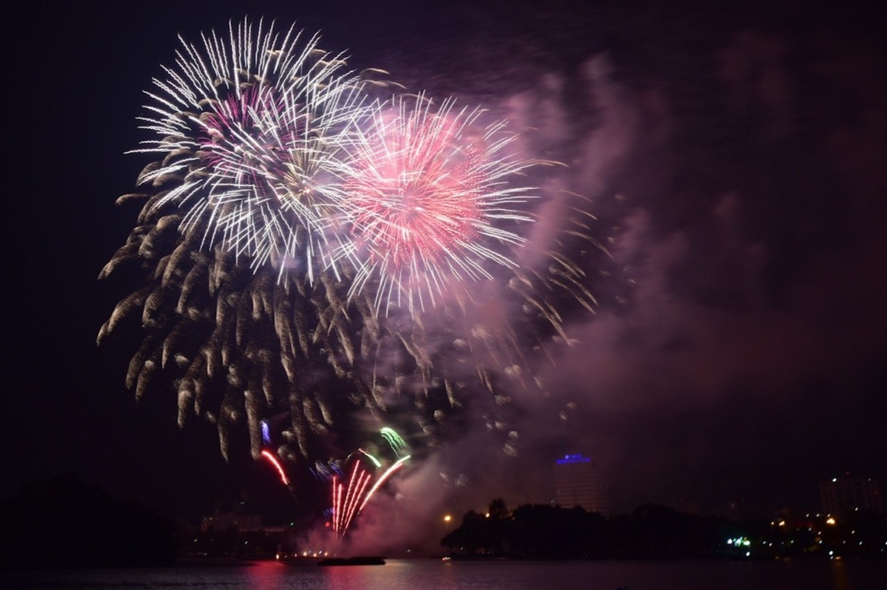 Diem ban phao hoa duy nhat o Ha Noi dem giao thua Tet Tan Suu hinh anh