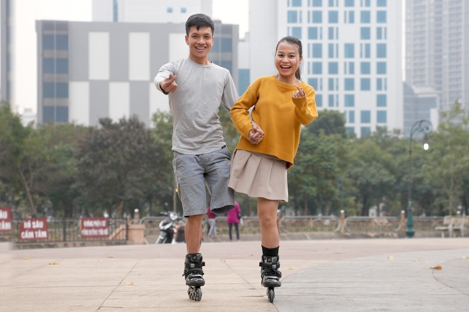 Doi vo chong moi nguoi chi co 1 chan don con dau long hinh anh