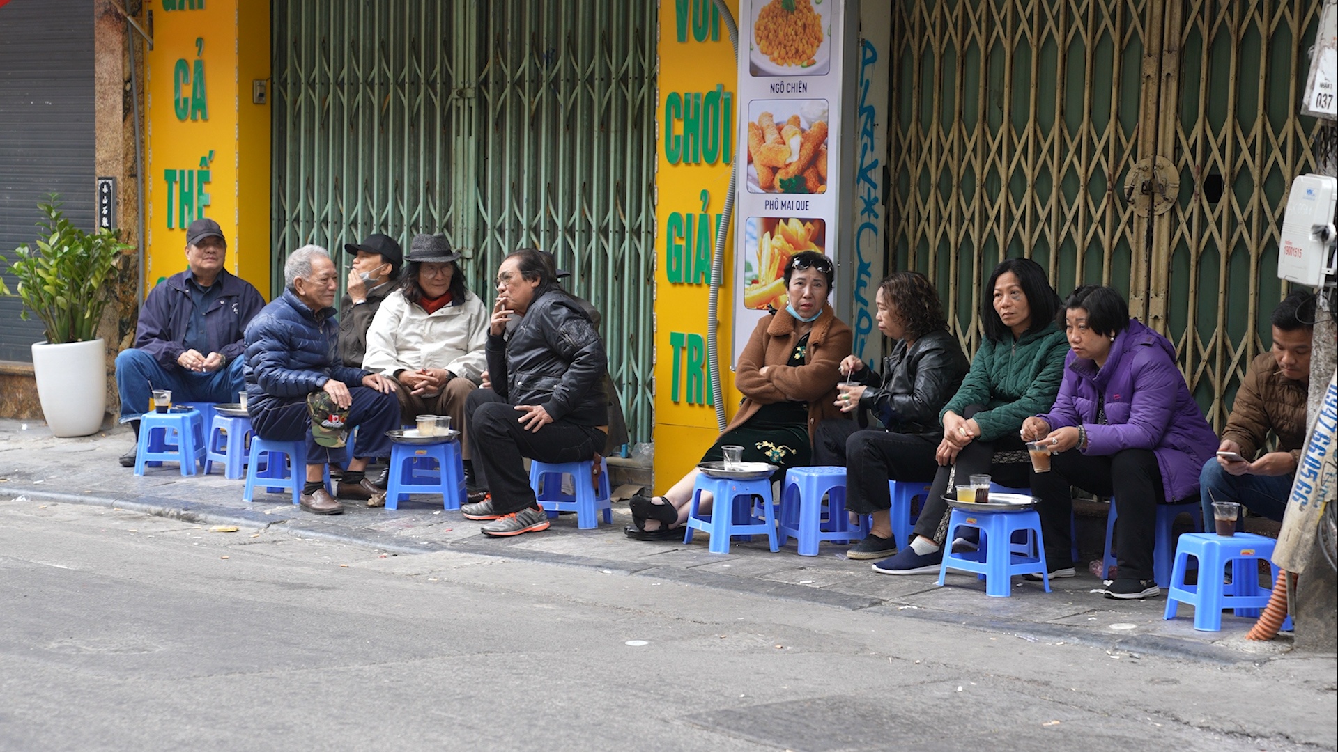 Hang quan via he Ha Noi van dong khach sau lenh dong cua hinh anh