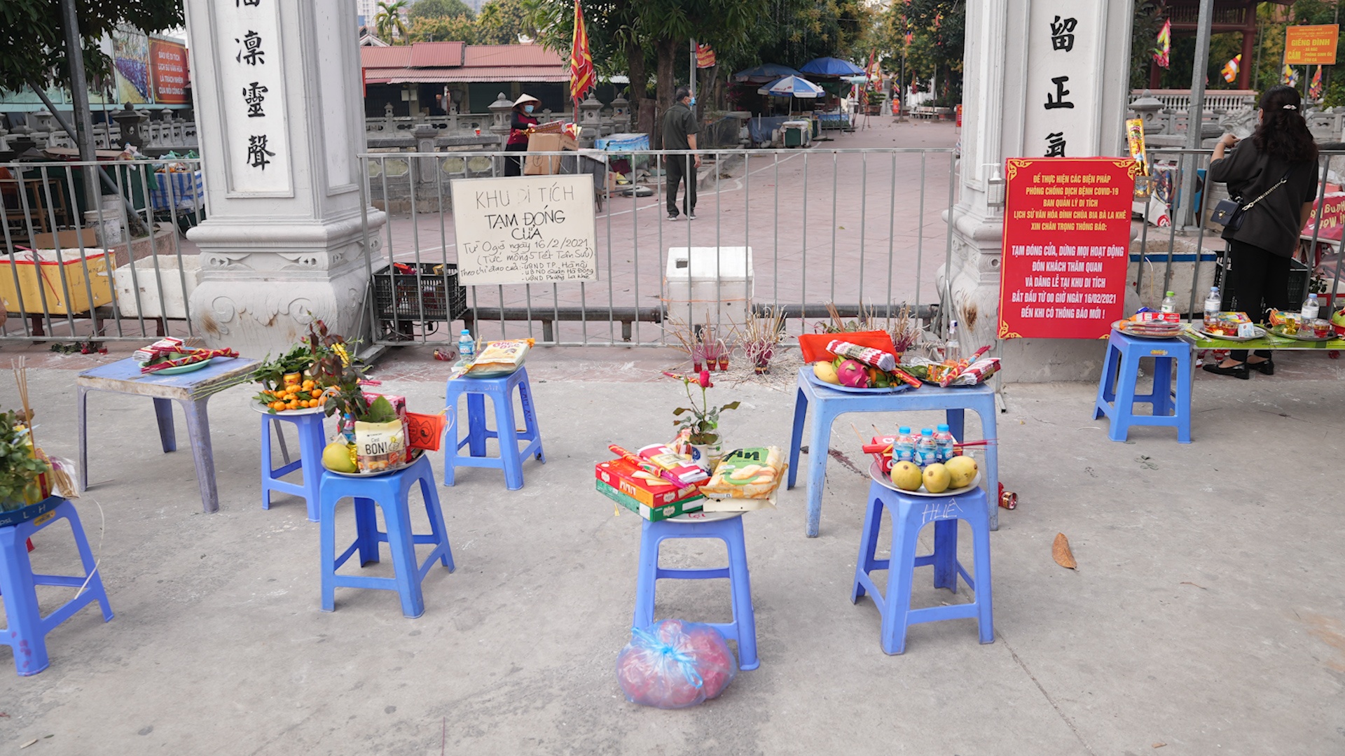 Xep hang dat le ngoai cong dinh Bia Ba ngay ram thang Gieng hinh anh