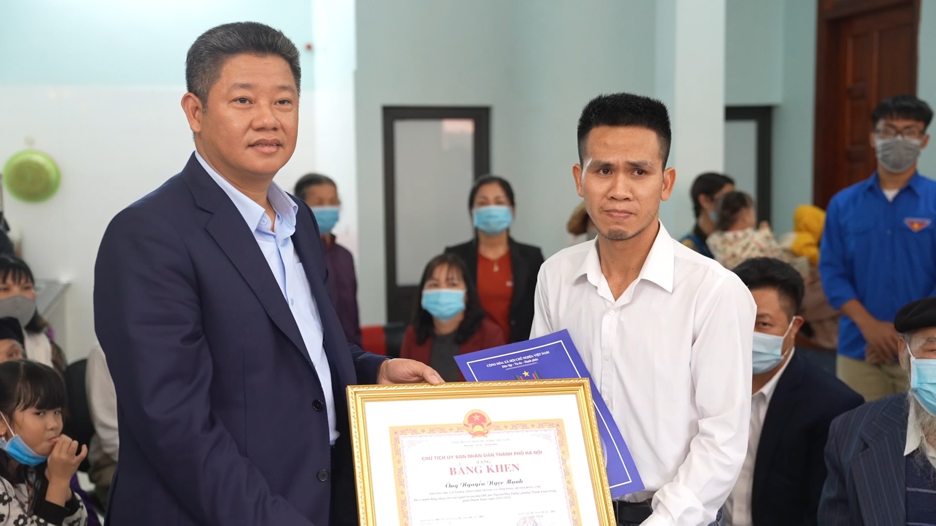 Lanh dao Ha Noi trao bang khen, tien thuong cho tai xe Manh hinh anh