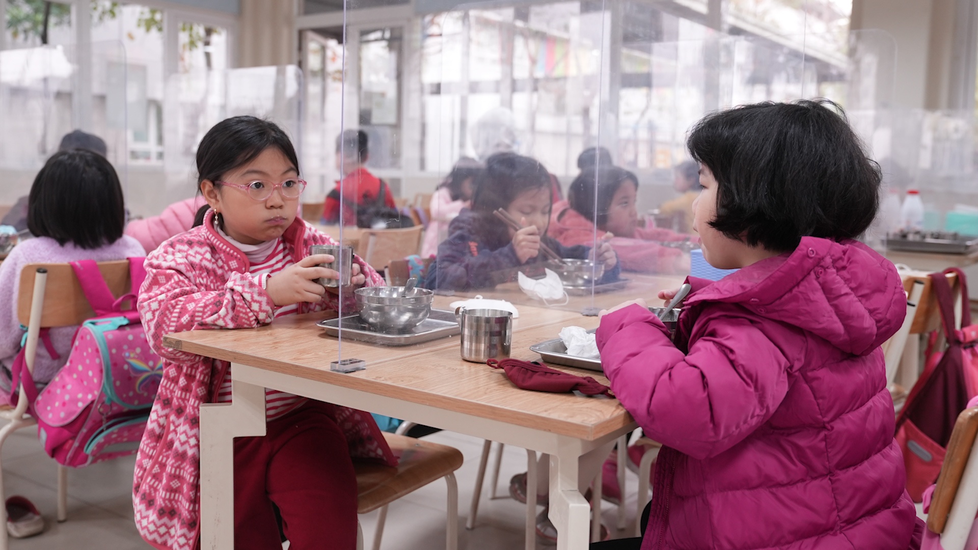 Hoc sinh ngoi an qua vach ngan khi tro lai truong hinh anh