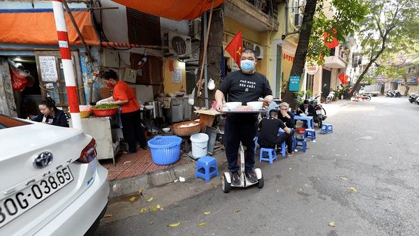 Chu hang pho o Ha Noi tu giao do bang xe dien hinh anh