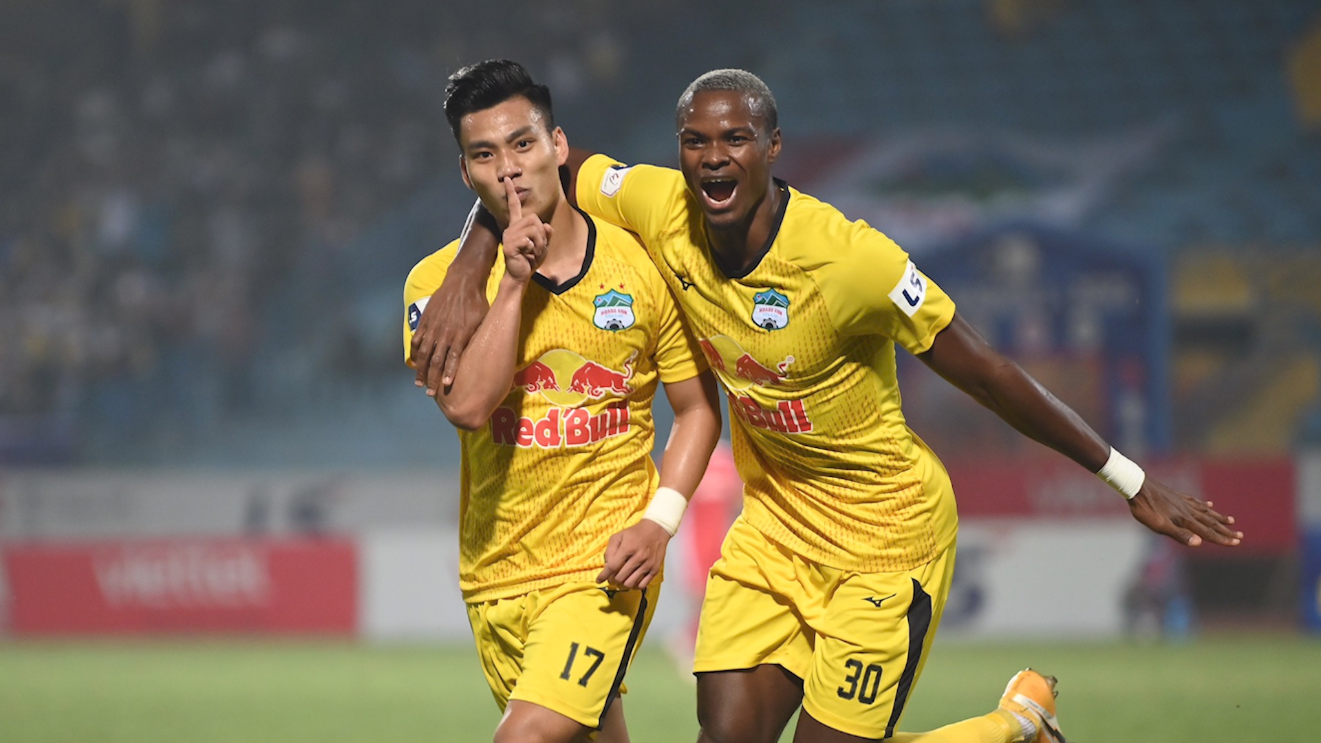 HLV Kiatisuk: 'Van Thanh co the trang tot nhat HAGL' hinh anh