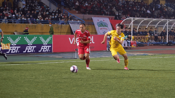 Van Toan vao bong quyet liet voi Trong Hoang hinh anh