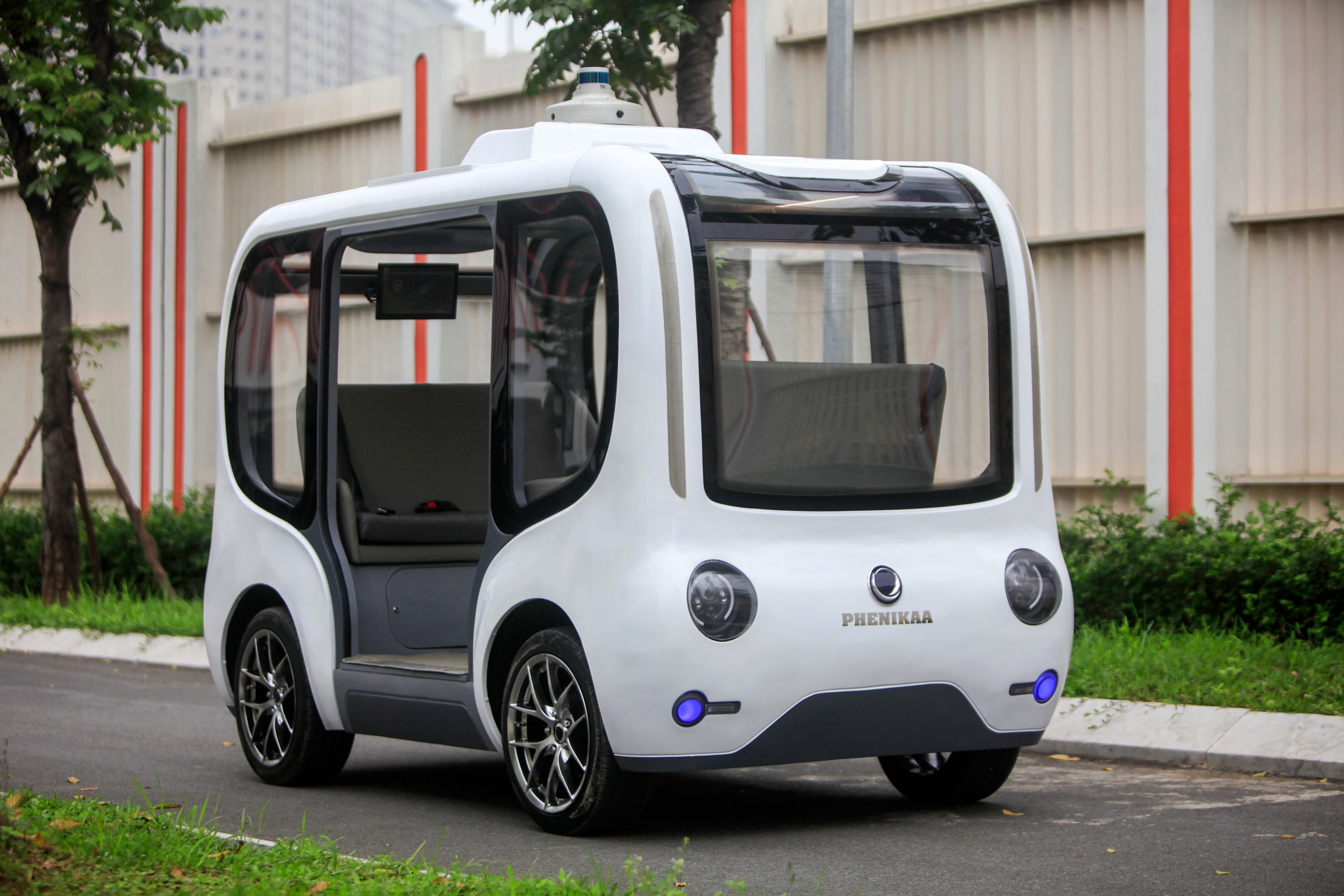 Trai nghiem oto tu hanh khong co tai xe dau tien cua Viet Nam hinh anh