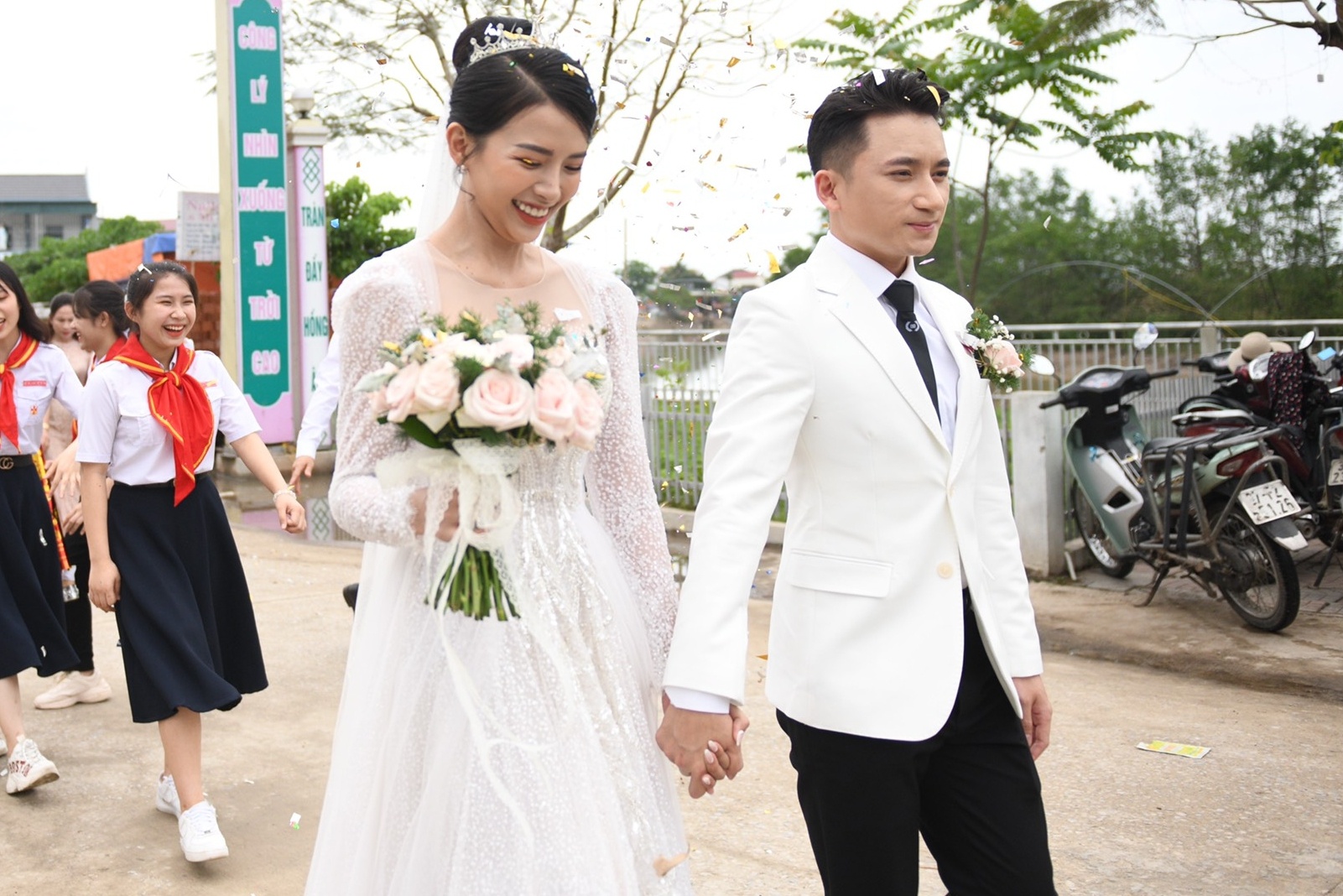 Khoanh khac trong le cuoi cua Phan Manh Quynh va Khanh Vy hinh anh