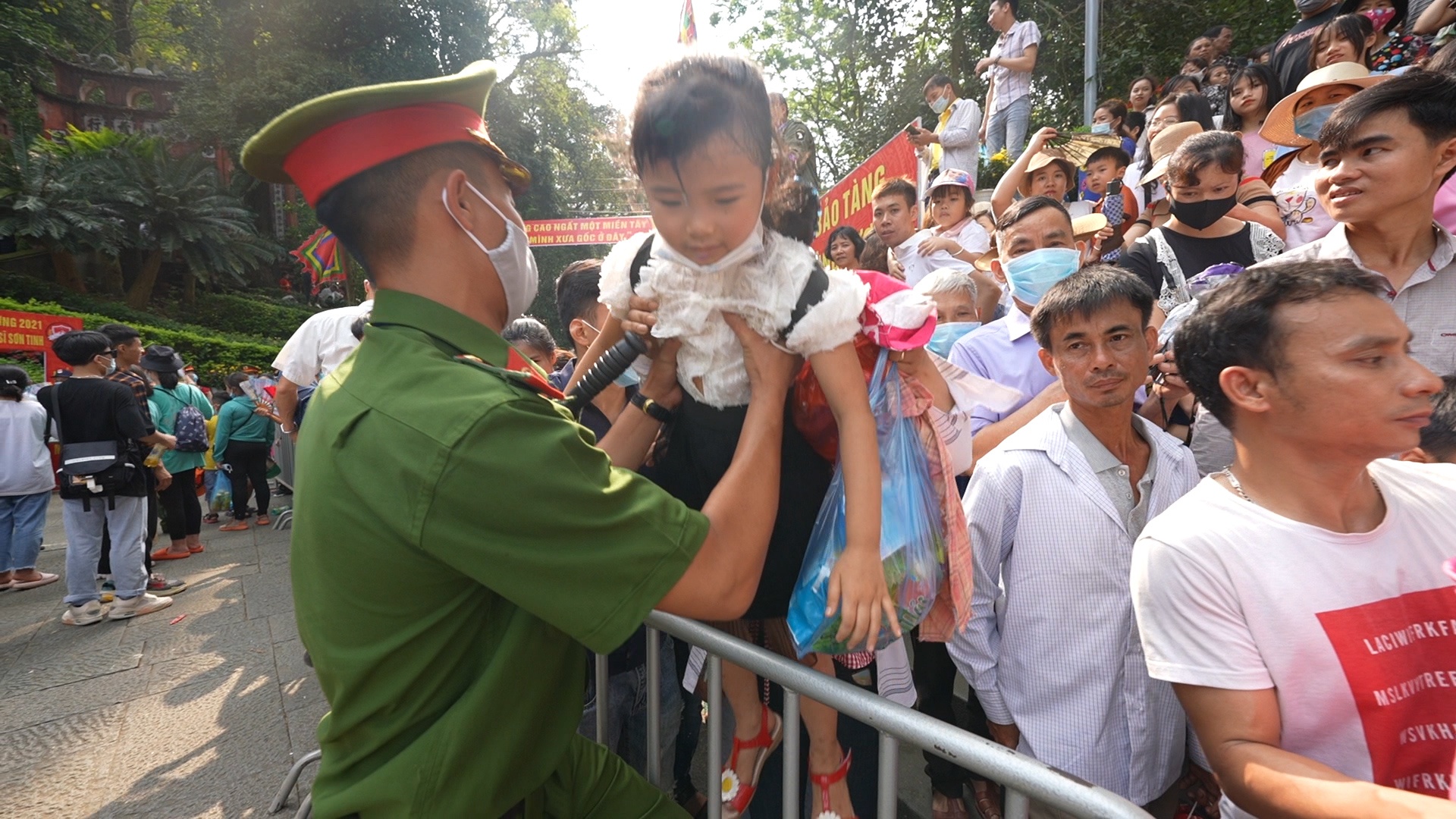 Phat khau trang cho nguoi dan toi dang huong tai den Hung hinh anh
