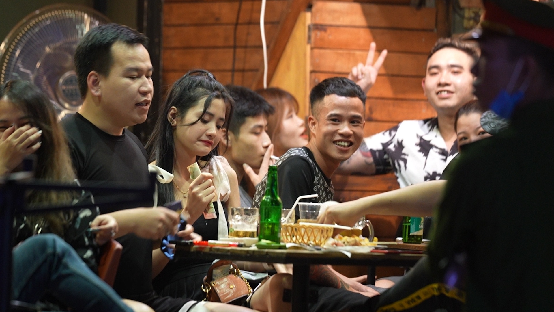 Khach roi vu truong, quan bar sau lenh gioi nghiem hinh anh