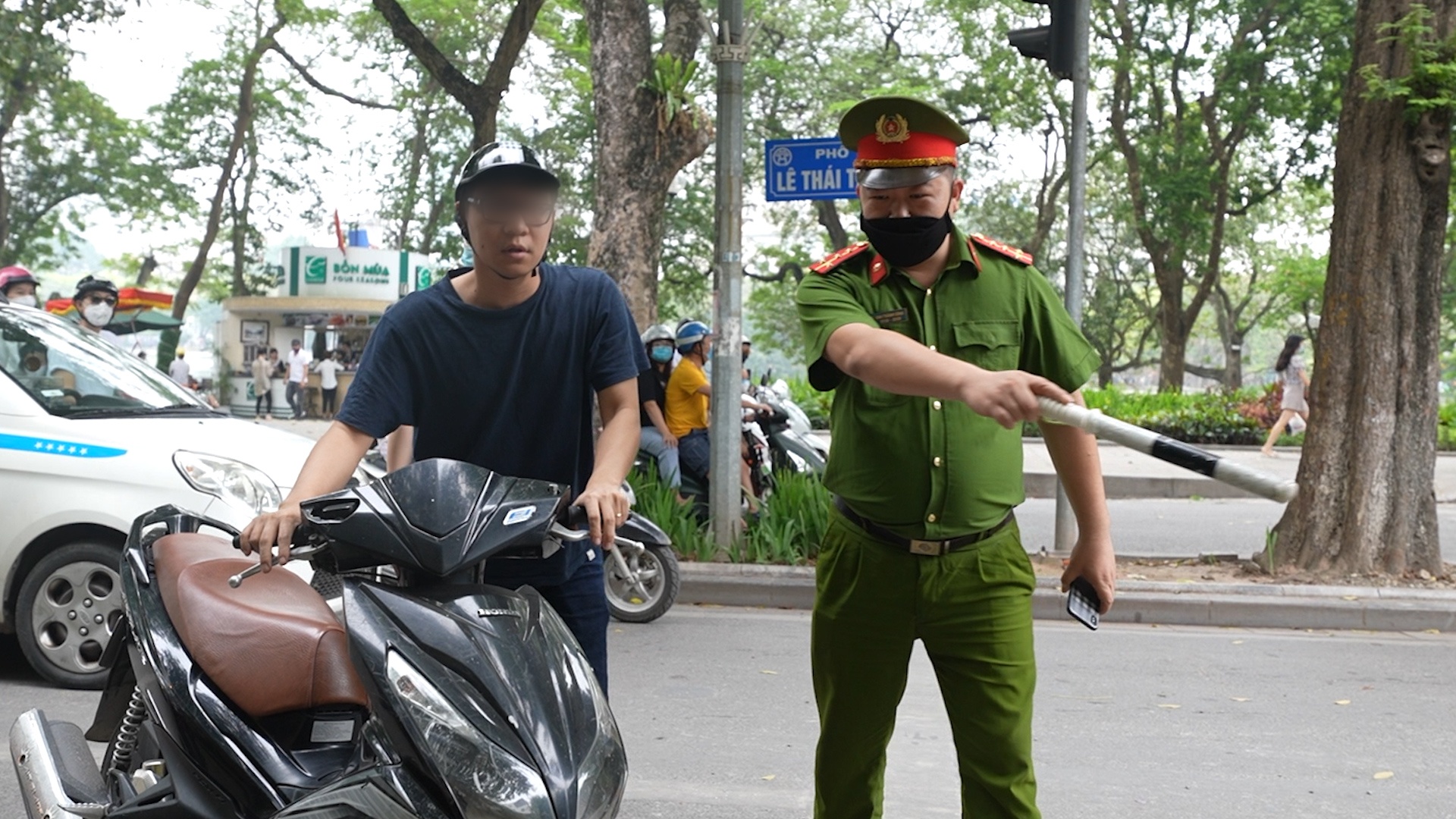 21 nguoi o Ha Noi bi phat vi khong deo khau trang khi ra duong hinh anh