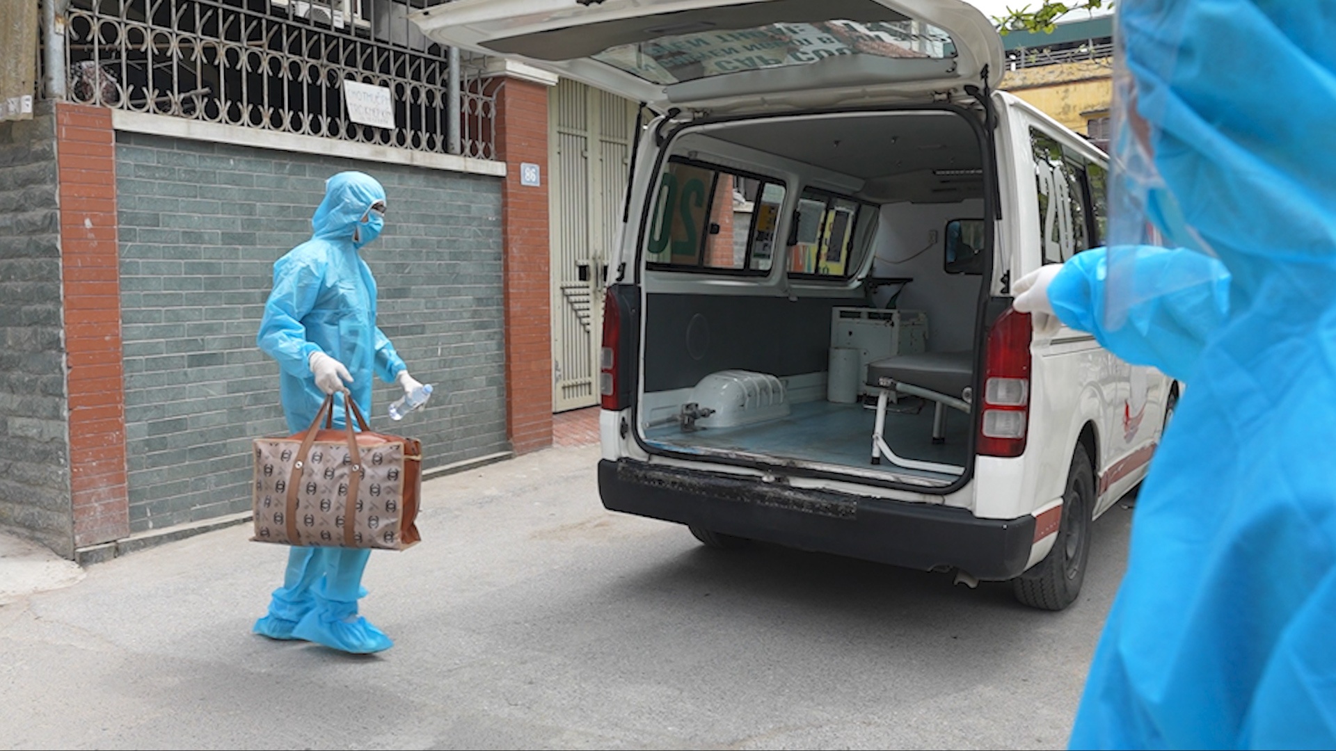 Truy vet, dua F1 cua ca benh tai Ha Noi di cach ly tap trung hinh anh