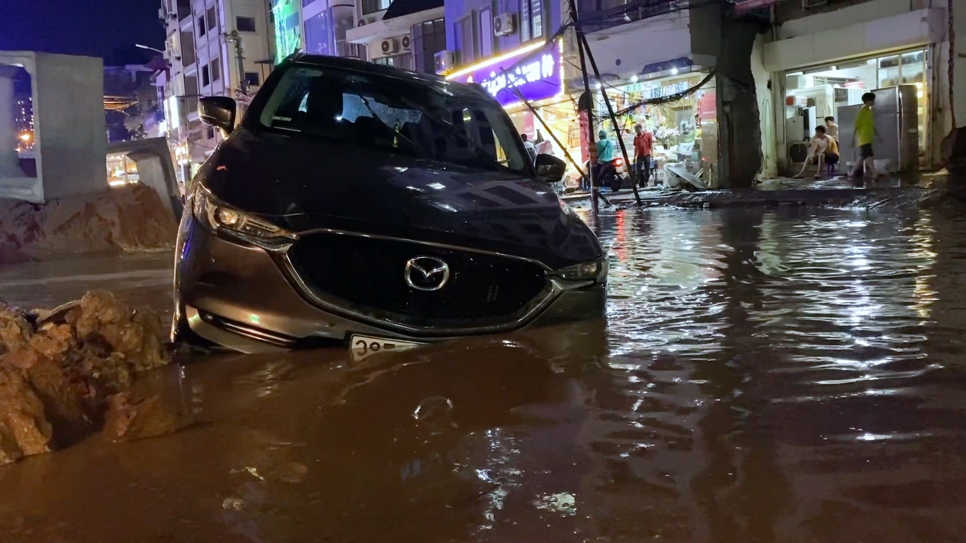 Oto sut ho sau con mua lon tai Ha Noi hinh anh