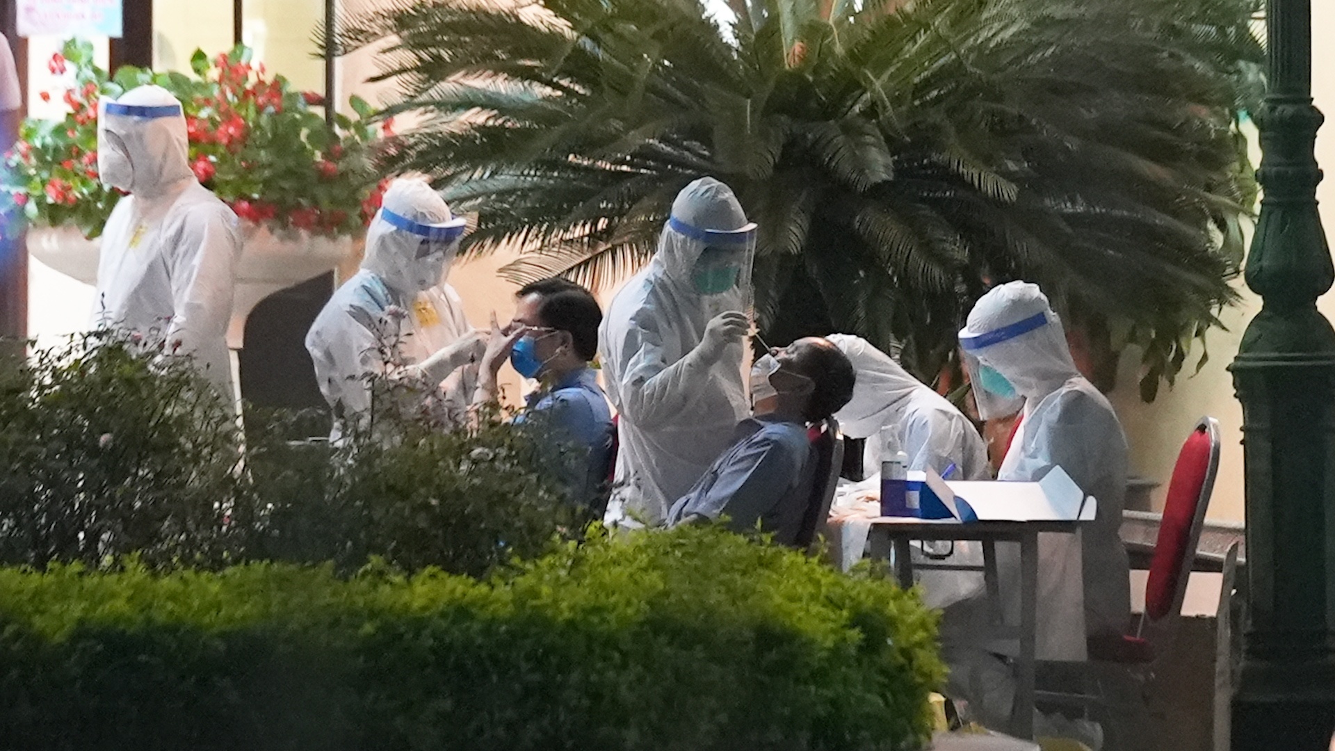 Lay mau xet nghiem nhanh trong dem tai Bo GTVT hinh anh