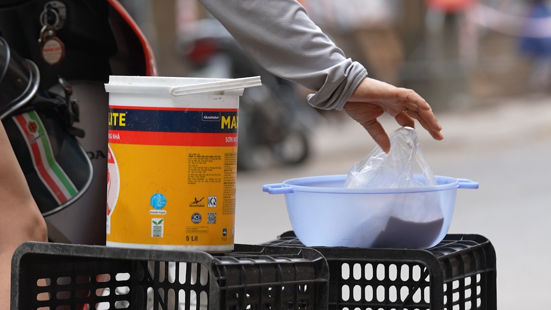 Tra tien vao xo, nhan do qua chau de han che tiep xuc hinh anh