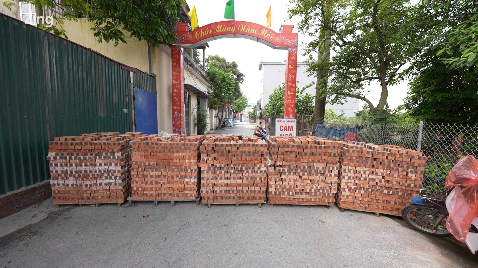 Dung gach, xe tai chan duong de kiem soat dich o Bac Ninh hinh anh