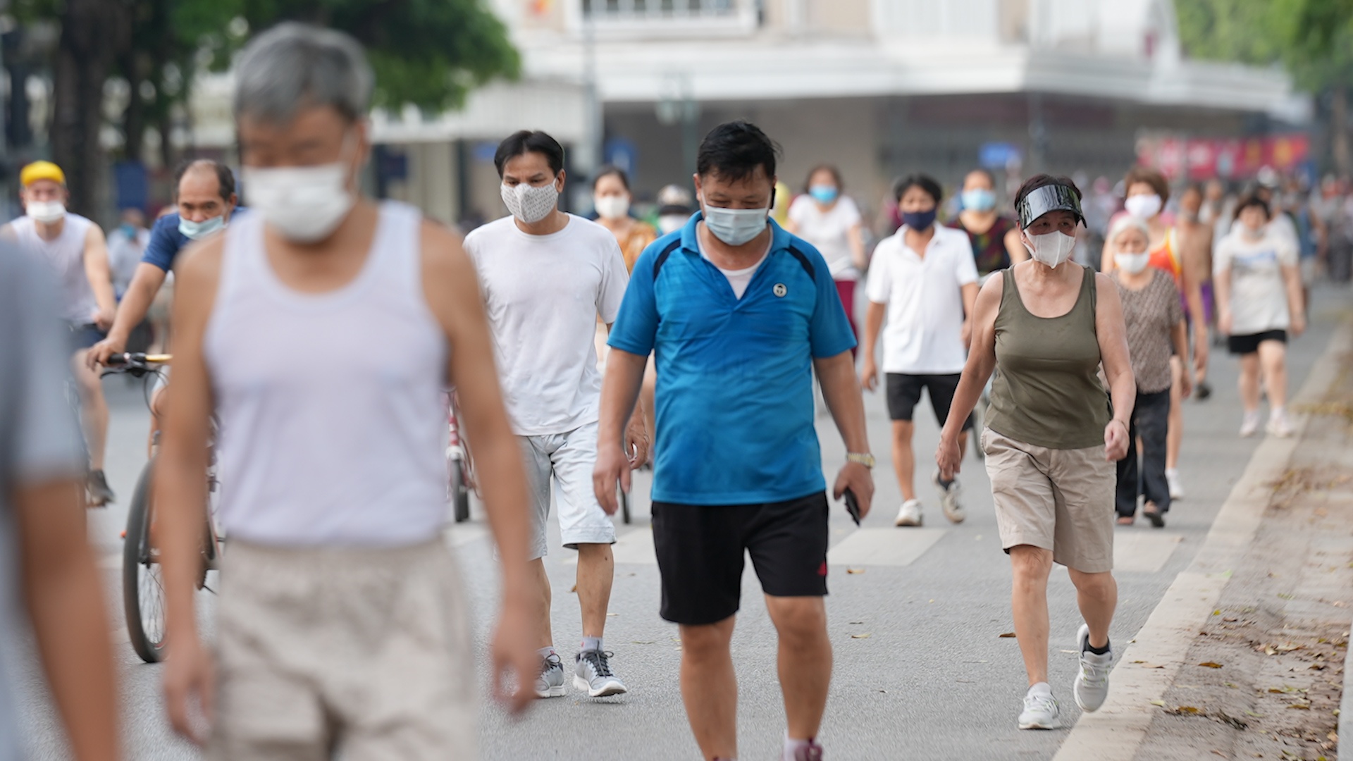 Hang tram nguoi tran xuong duong tap the duc hinh anh