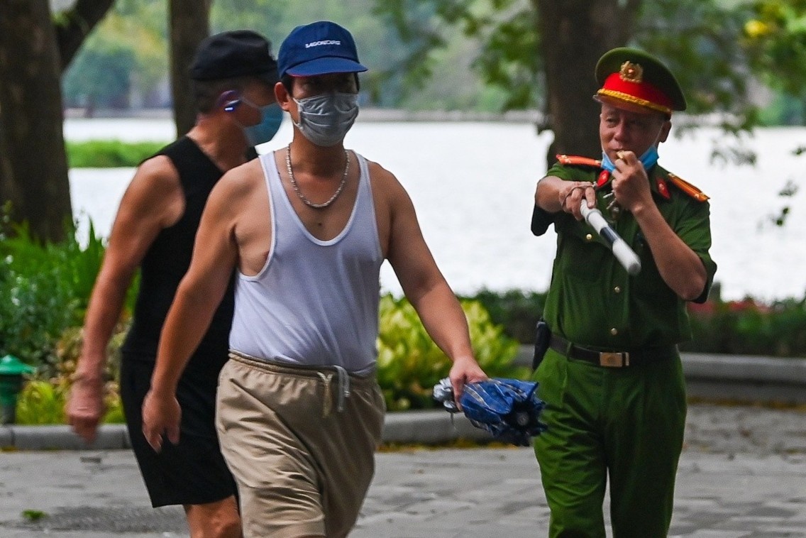 Cong an nhac nguoi dan dung dap xe, di bo quanh ho Hoan Kiem hinh anh