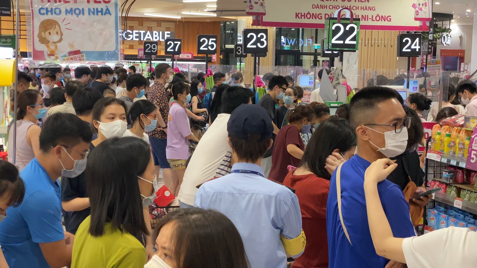 Trung tam thuong mai tai Ha Noi kin khach ngay cuoi tuan hinh anh