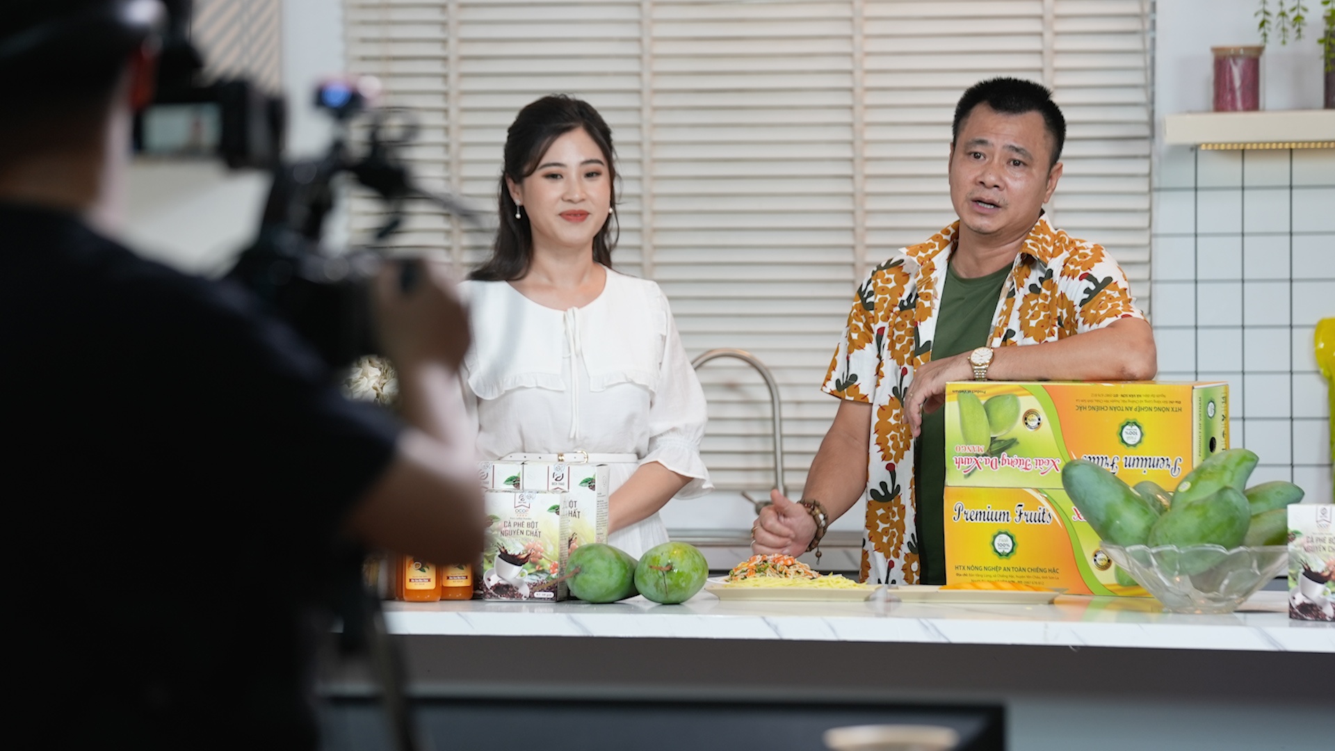 Mot buoi livestream ban nong san cua NS Tu Long hinh anh