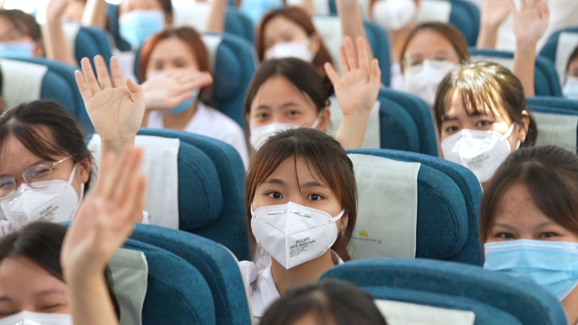 Sinh vien nganh Y len may bay vao TP.HCM chong dich hinh anh