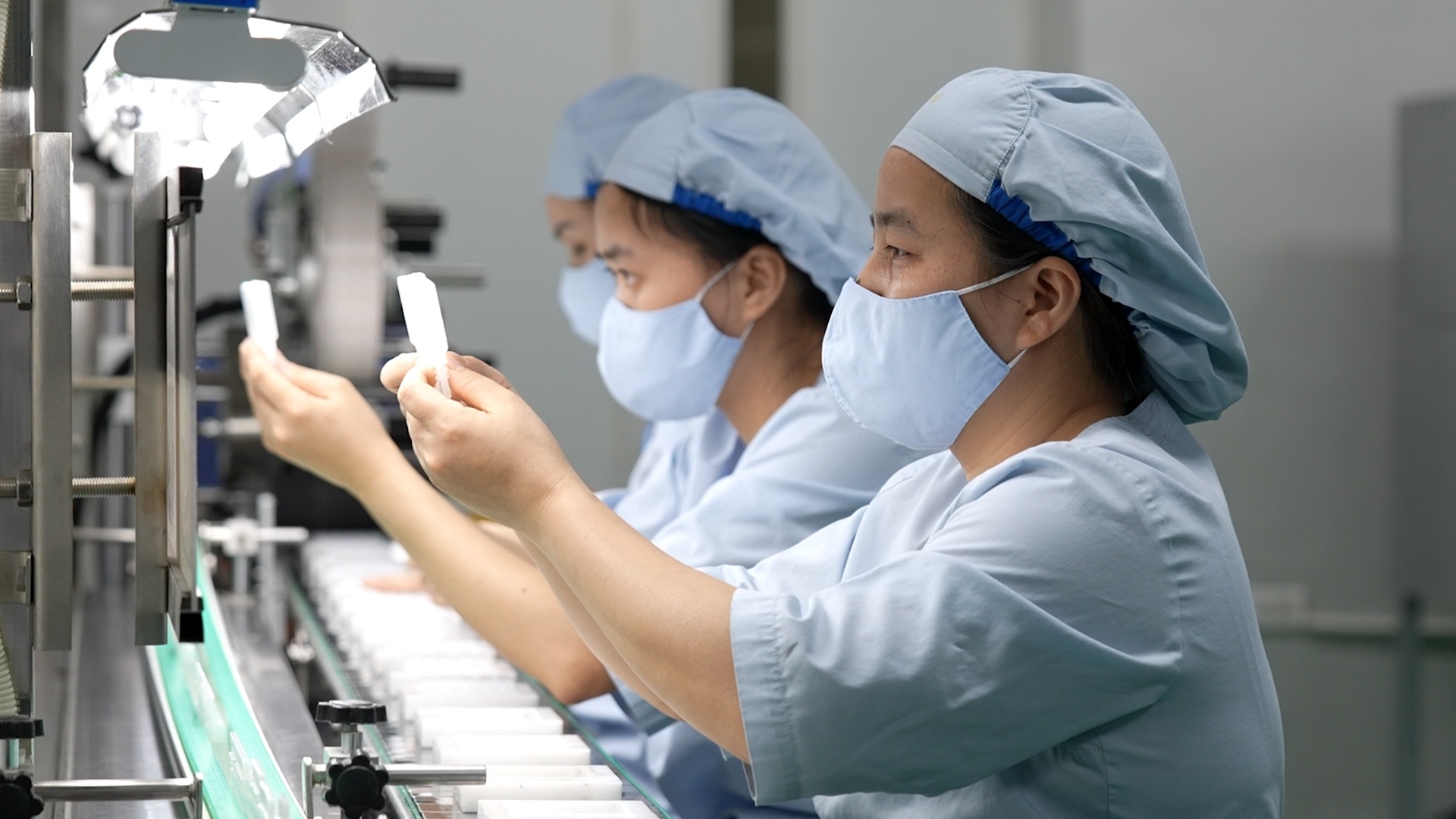 Ben trong nha may san xuat thuoc hoan nguyen cho vaccine Pfizer hinh anh