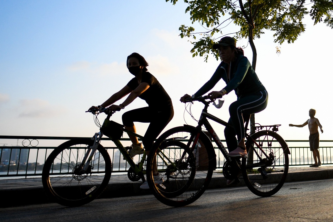 Nhieu nguoi van vui choi, tap the duc tai dia diem cong cong o Ha Noi hinh anh