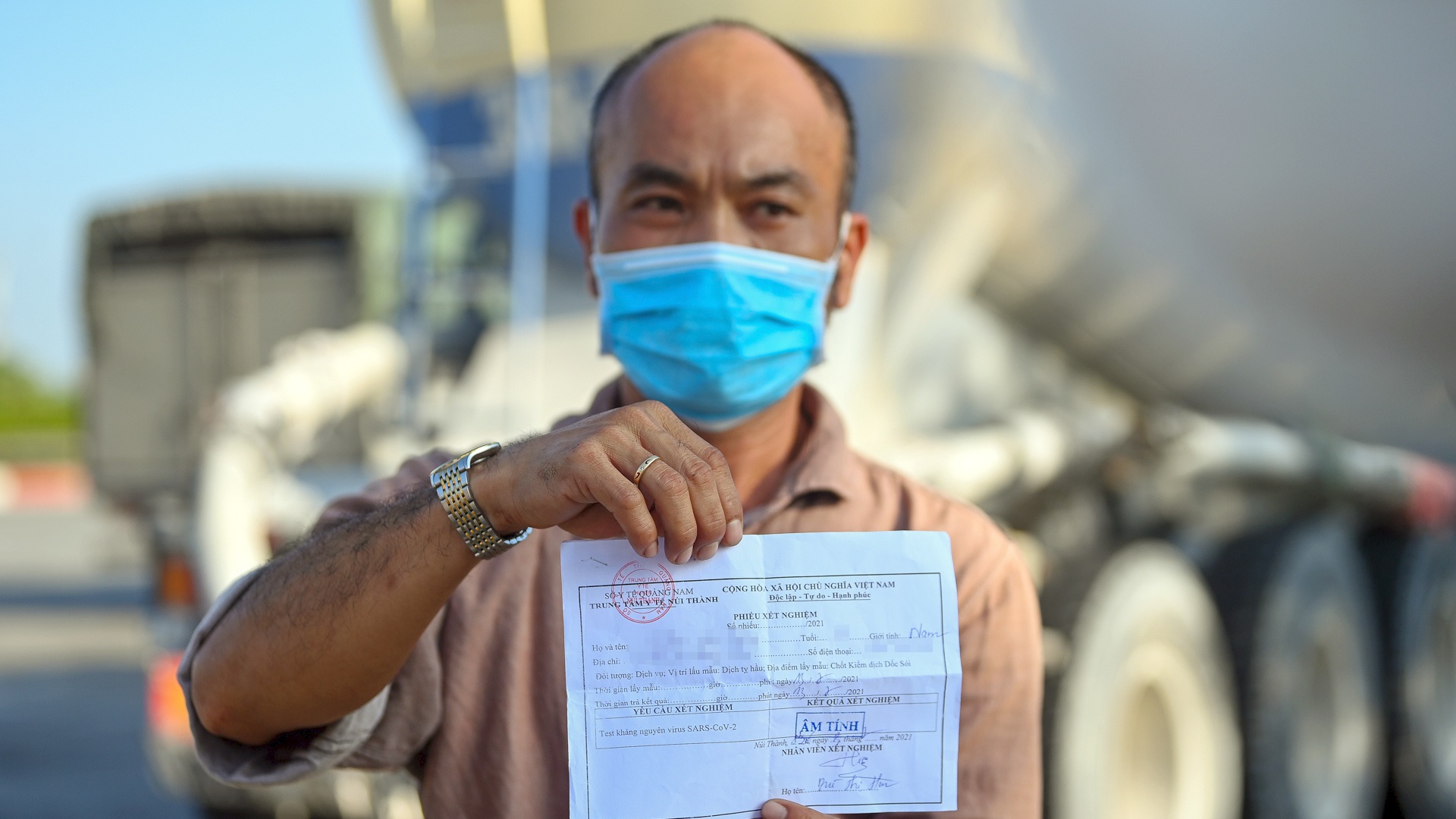 Tai xe phan ung khi phai co xet nghiem PCR moi duoc vao Ha Noi hinh anh