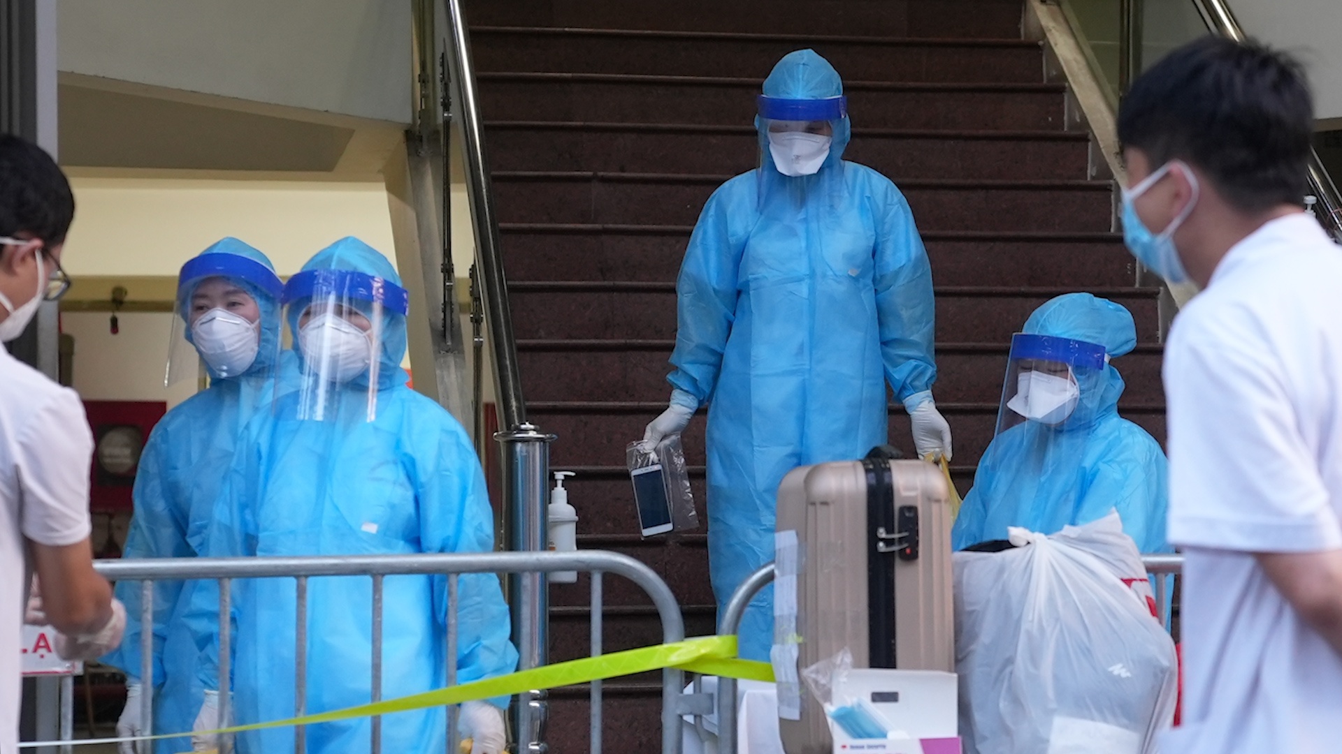 Phong toa tru so mot ngan hang, noi lam viec cua ca mac Covid-19 hinh anh